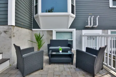 Sleek Somerville Apartment near Encore! Отели рядом с достопримечательностью «Ассембли Роу»