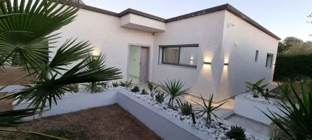 Villa Yahia Luxury and Tranquility for 6 People with Private Pool Отели в г. Тамлель