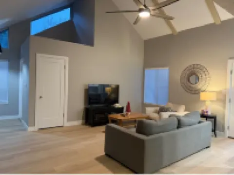 Charming 2-bedroom house with AC in Modesto