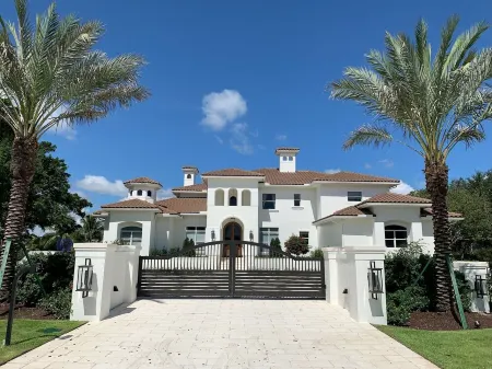 Resort Luxury, Palm Beach Lifestyle, all amenities included!