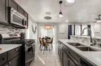 4-bedroom-20 minutes from Airport & Riverwalk Space for everyone bring them all! 키르비 호텔