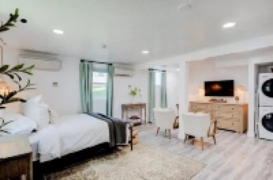 Garden level studio apt ⊹city views⊹ near U of U Hotels in 