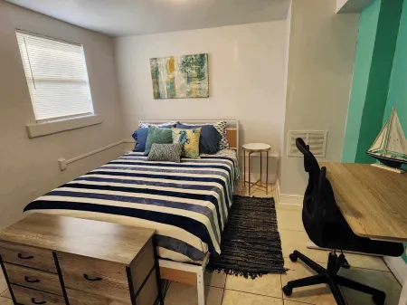 Beach Vibes 2-bedroom house 1 bath. with AC, WiFi in delightful St. Petersburg