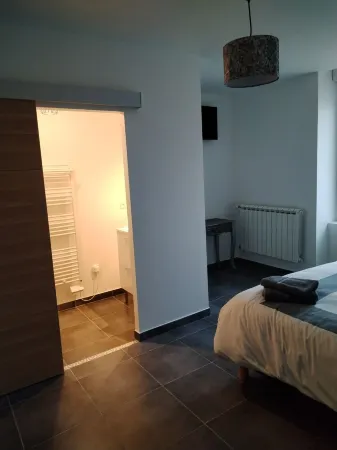 ART on the ground floor and terrace Отели в г. Сен