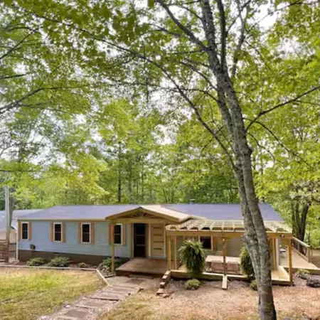 "Retro Retreat" Lakefront House