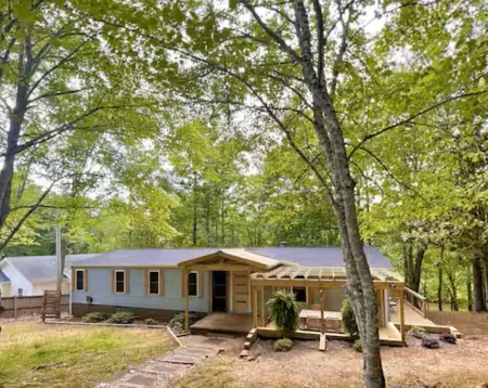 "Retro Retreat" Lakefront House