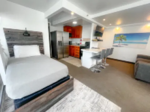 Rooftop Pool and Stunning Views - Charming Pacific Monarch Retreat