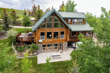 Beautiful original log cabin, minutes from Garden City and Bear Lake beaches.
