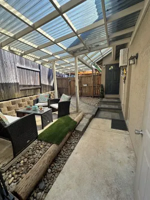 Charming poolside studio in Folsom with WiFi, AC
