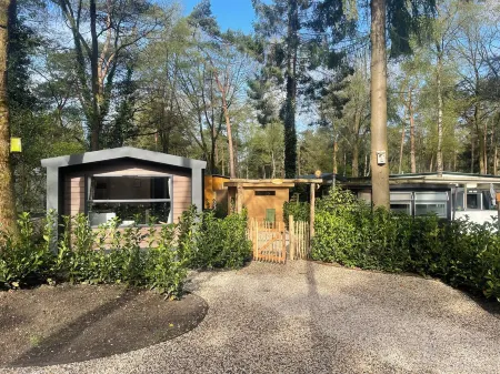 Forest Finest, luxury chalet with HOT TUB beautiful canopy and beautiful garden