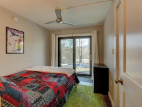 The Knotty Chipmunk - Cozy Condo - Sleeps 6 Hotels in Bartlett