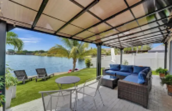 Charming lake view 3-bedroom in pleasant Fort Lauderdale