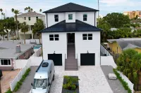 Spacious 4-bedroom house with WiFi, outdoor oasis in beautiful Redington Beach Hotel a Redington Beach