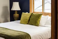 Spacious 4-bedroom house, Fenced Yard, Central Denver & Boulder