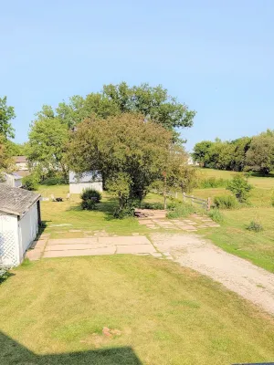 Gorgeous 1908 Estate on 1 acre of land. 6 blocks from Grinnell College.