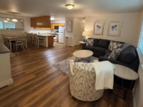 Charming 3-bedroom house with AC, WiFi in fantastic Susanville 拉森縣酒店