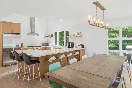 Spacious 5-bedroom house in gorgeous Water Mill Отели рядом с достопримечательностью «Hank's Pumpkintown‎»