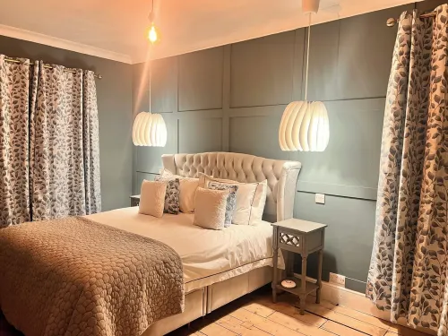 Home in Appledore with own parking and Hot Tub. Dogs welcomed