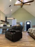 Charming studio in beautiful Hendersonville with AC, WiFi, hot tub & gated