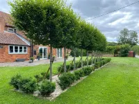 Leos Holiday Cottage - stylish cottage, sleeps 10. Pet friendly.