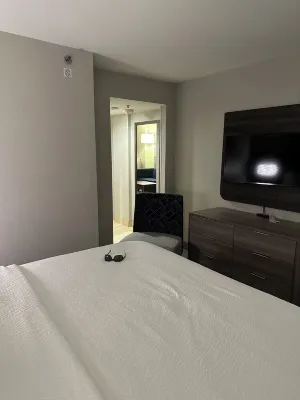 A Spacious, Cozy Escape, seconds from Brownwood Sq. In The Heart of The Villages