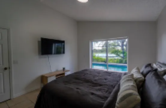 3/2 Home /Heated Pool/Lake View/Near Theme Parks/Golf Course/Pet Friendly!