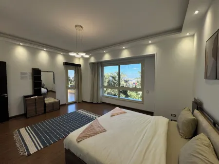 Spacious 5-bedroom uphill villa with WiFi, AC in delightful Palm Hills district Отели рядом с достопримечательностью «Миср Юниверсити фор Сайенс & Текнолоджи»