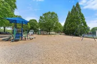 NEW, Tennis, Golf, Game Room, Gym, 10 min drive from Lake Allatoona & DT, Fall!