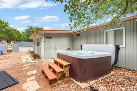 Outdoor Oasis with Hot Tub and Fire Pit - Stunning Hill Country Retreat