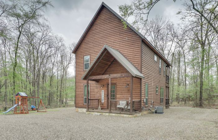 อ่างน้ำร้อนและเตาไฟ: เคบินกว้างขวางที่ Broken Bow
