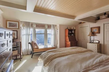 Beautiful three-bedroom shoreline house