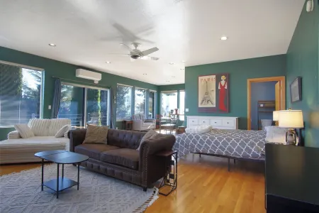 Charming Vineyard Retreat in Willamette Valley Отели рядом с достопримечательностью «Хокс Вью Уинери»