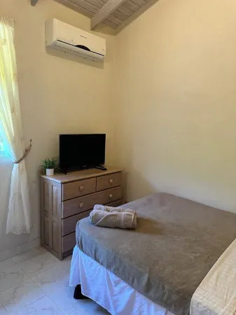 Charming 2-bedroom house on fabulous West Coast with AC, WiFi