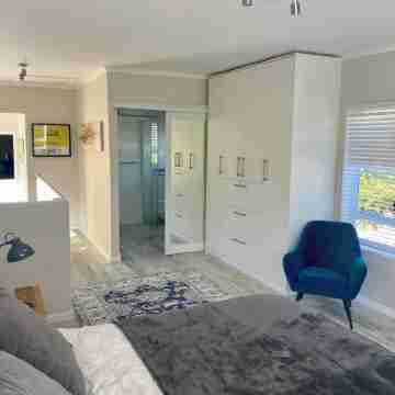 LUXURIOUS TWO-STORY SELF-CATERING RETREAT IN THE HEART OF THE CAPE WINELANDS Rooms