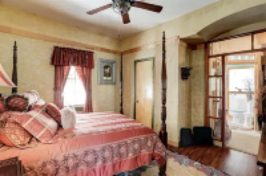 Windmill Gardens Inn "Penthouse" by Galveston Bay is a cozy tropical hideaway!