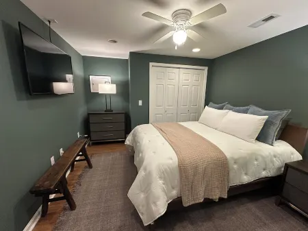 Cozy Luxury, Meet Not Your Typical Cuties Cabin, a Secluded Retreat in Linden VA