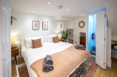 Bright & beautiful 4 bedroom house with sea views Hotel in zona Isle of Portland