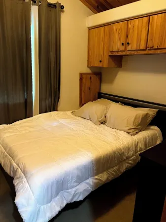 Cozy 1-bedroom cabin in charming Sweeny with fitness room, WiFi