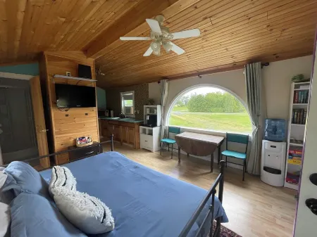 Tiny Glamping Experience with AC and access to Lake Champlain Отели в г. Чази