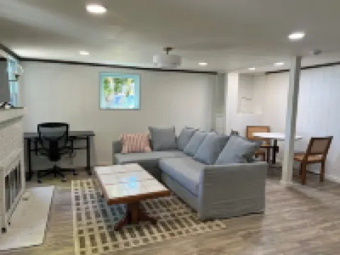 Serene Neighborhood Near Beach; under 10 Min. to Hospitals, Universities, & DT