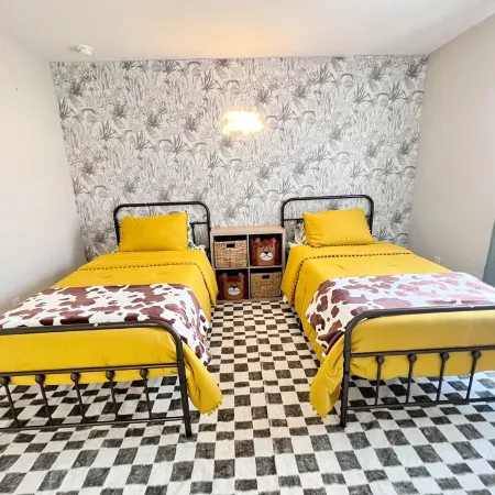 Tropical Vacation Home! 3 Rooms, 2 Bedrooms, sleeps 6 ppl.