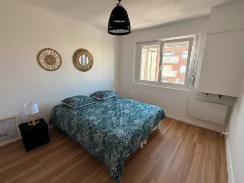 Spacious 2-bedroom apartment with sea view, 100 metres from the beach and shops