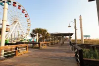 Beach Retreat - Spacious Top Level APT, Walk to Carolina Beach, Lake & Park