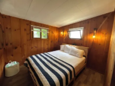 2 Bdrm Cozy Cottage #1 -Water Access and Dock on Lake Winnipesaukee - Meredith