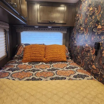 Charming Drivable Motorhome in Red Oak fully stocked and ready to hit the road! Hotels in Red Oak