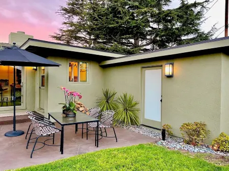 Your dream home! 3-bedroom house + guest house & pool in  Carpinteria. Отели рядом с достопримечательностью «Карпинтерия Сити Бич»