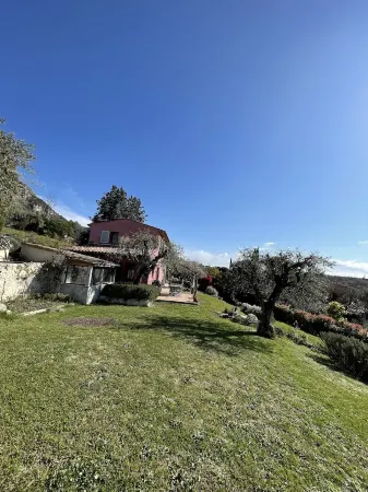 house facing SOUTH between sea and mountains 5 minutes from the city center