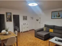 5-room, 3-bedroom apartment, 8 minutes' walk from the beach.