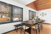 Cozy 4-Bedroom Modern Mountaintop Retreat in Jewett