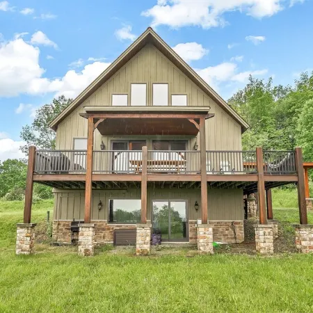 Spacious Ellicottville 5-bedroom 4-bath chalet with WiFi, AC